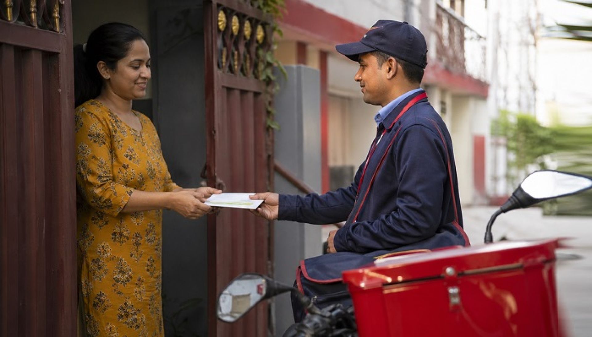 हुलाक अब ‘गभर्मेन्ट कुरियर’: राहदानी र लाइसेन्स बोकेर घरदैलोमै पुग्दै हुलाकी